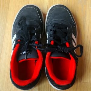 Adidas Big Kids Size 2 Hoops 2.0 sneakers Black/Red/White